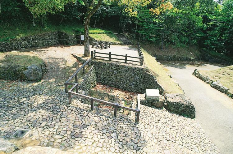 <b>織田信長公居館跡</b><br />この遺構は戦国時代にはめずらしい巨石を使用した通路や石垣の他、土塁状の遺構、階段水路建築物の礎石の一部などを保存整備したものです。