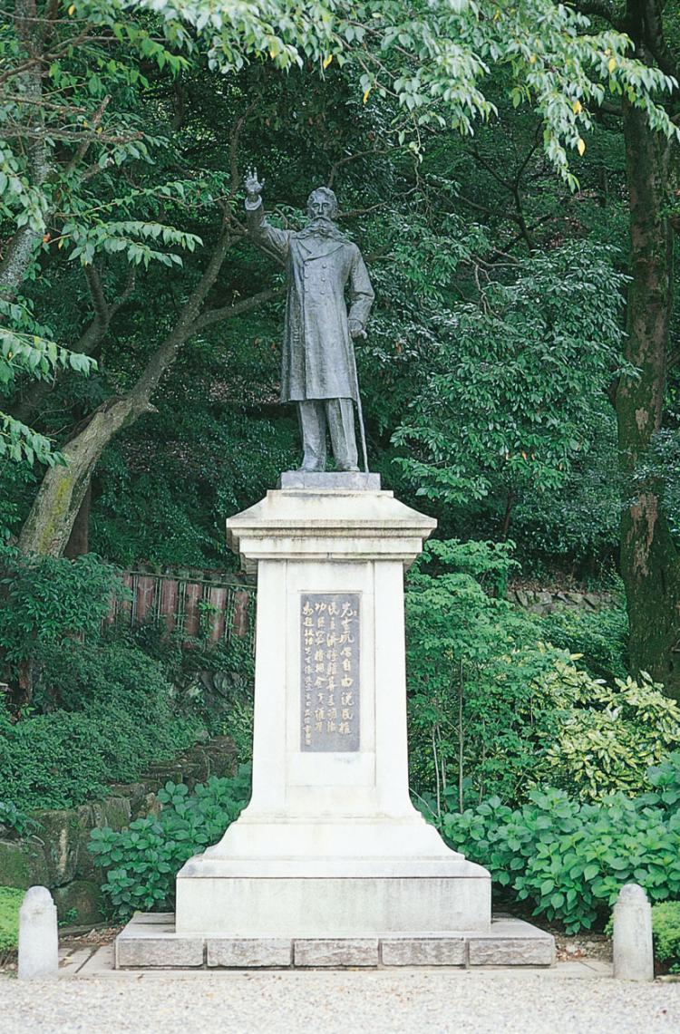 <b>板垣退助像</b><br />明治15年4月6日自由党総理板垣退助は、当時この地にあった施設で演説した後、襲われました。幸い傷は浅く命に別状はありませんでしたが、この事件から「板垣死すとも自由は死せず」という有名な言葉が生まれました。