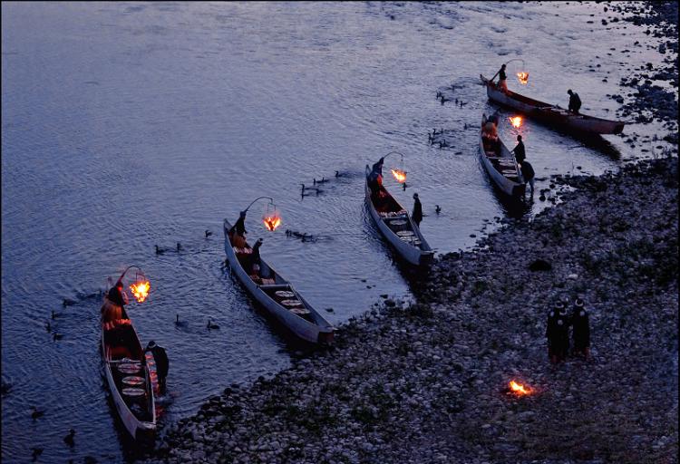 鵜が鮎漁を待つ/纐纈 照雄