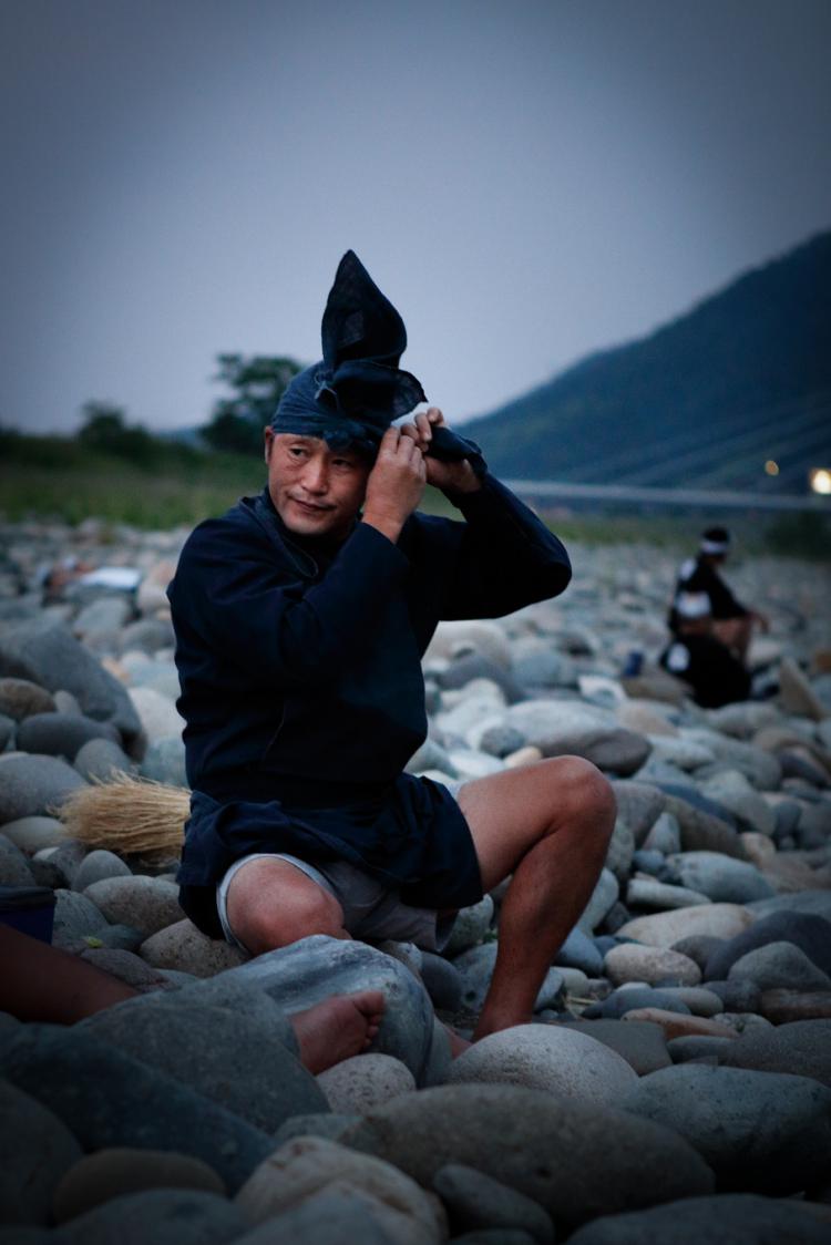 烏帽子整え、出陣を待つ/古賀 敏夫