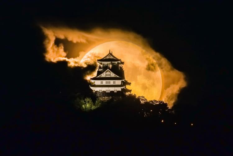 岐阜城に名月昇るこの雲間/岡部 広明