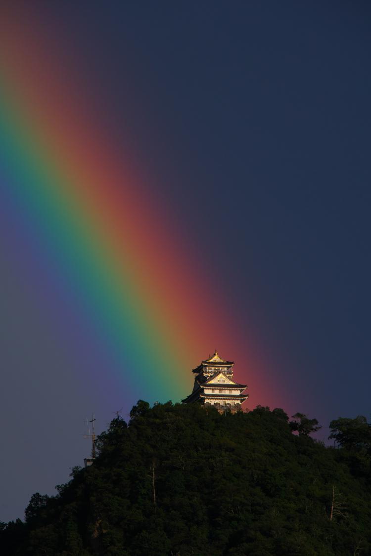 虹のシャワーで輝く岐阜城/永野 幸一