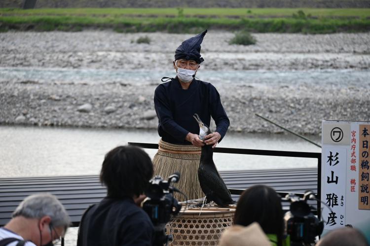 鵜匠による鵜飼説明